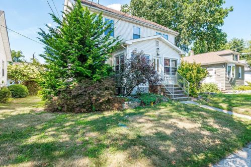 61 Grove Ave, Metuchen, NJ 08840-2101