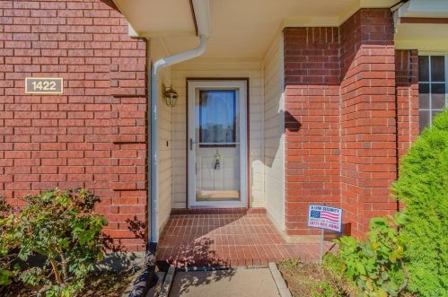 1422 Dudley Dr, Carrollton TX  75007-2769 exterior