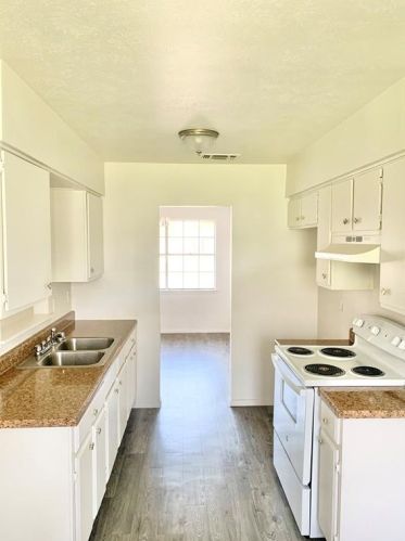 648 Edgeglen Dr, Dallas TX  75217-4120 exterior