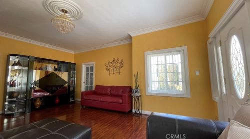 548 Oak St, Glendale CA 91204-1136 exterior