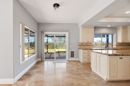 1597 Parkview Dr, Vista CA  92081-8750 exterior