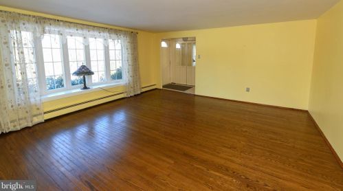 1545 Chinquapin Rd, Southampton, PA 18966-1717