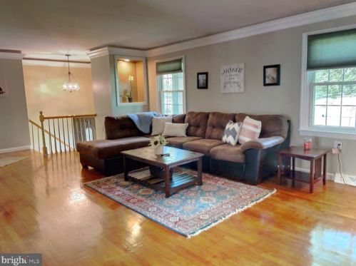 204 White Oak Dr, Lancaster, PA 17601-4845
