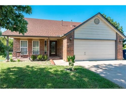 18011 103rd Pl, Owasso, OK 74055-7764
