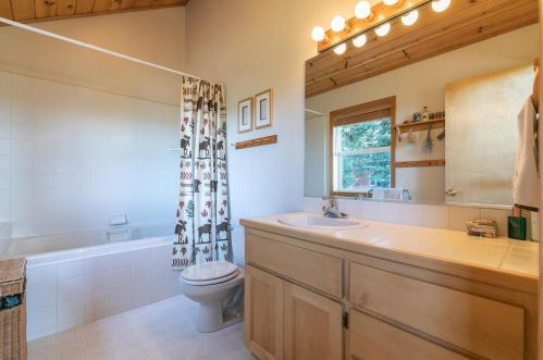 11896 Rhineland Ave, Truckee CA  96161-7070 exterior