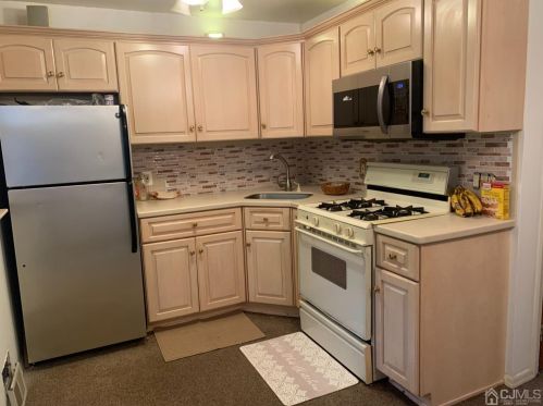 62 Plymouth Dr, Iselin, NJ 08830-1331