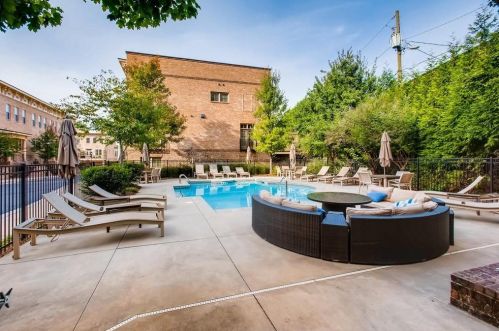 575 Ansley Cir, Atlanta GA  30324 exterior