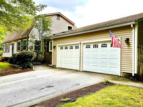 52 Tinker Rd, Nashua, NH 03064-1156