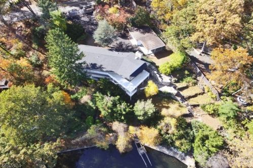 237 Maxim Dr, Hopatcong, NJ 07843-1913