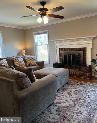9028 Armendown Dr, Springfield VA  22152-2140 exterior