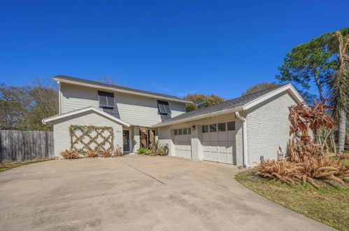 503 Shirleen Dr, Taylor Lake Village, TX 77586-5429