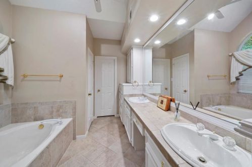 28 Wedgewood Blvd, Conroe TX  77304-1349 exterior