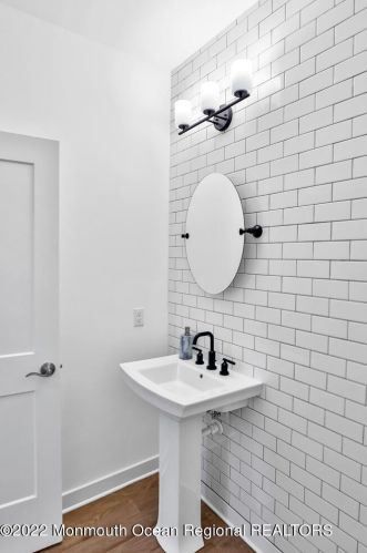 2 River St, Tinton Falls NJ 07701-1324 exterior