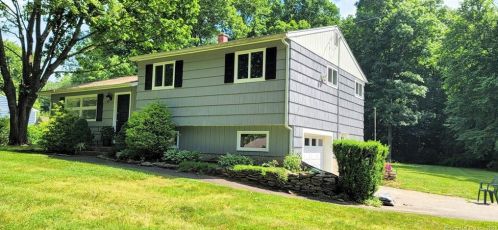 41 Oak Wood Dr, Upper Stepney, CT 06468-2130