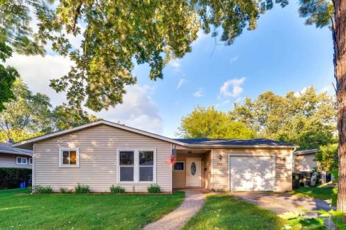 955 Berkley St, Carpentersville, IL 60110-1569