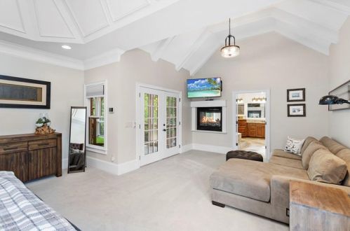 284 Hedden Rd, Atlanta GA  30342-2768 exterior