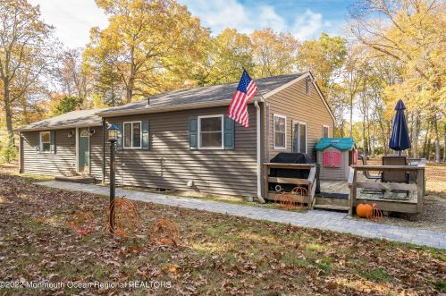 18 Francis Mills Rd, East Freehold NJ  07728-7944 exterior