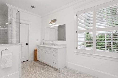 554 Mnr Rdg Dr, Atlanta GA  30305-3512 exterior