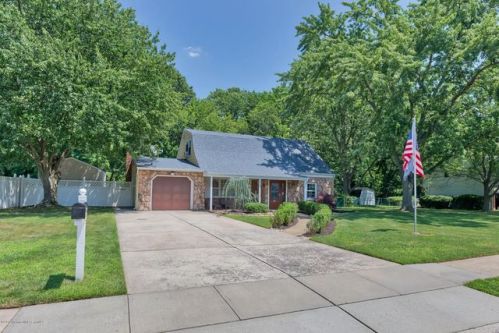 12 Crystal Ct, Middletown, NJ 07748-1050