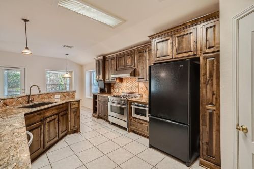 8717 Copano Dr, Austin TX  78749-3886 exterior