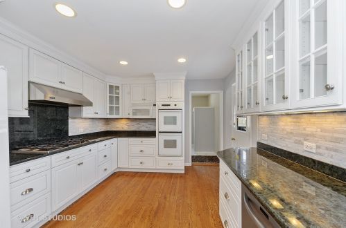 1070 Summit Dr, Bannockburn, IL 60015-1823