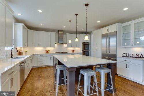 7424 Howard Ct, Falls Church, VA 22043-1337