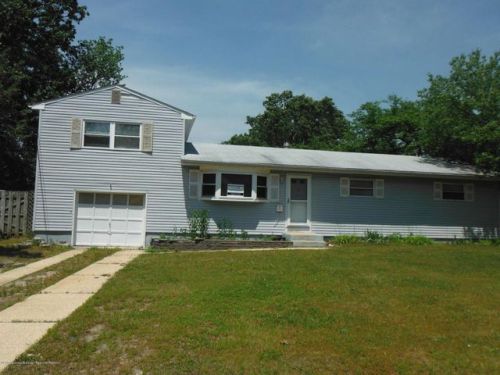 18 Charles Ave, Lakehurst, NJ 08759-4905