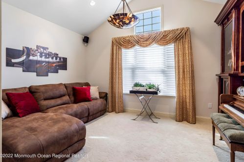 34 Redwood Dr, Tinton Falls NJ  07712-8702 exterior