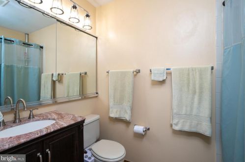 11 Heritage Ct, Trenton NJ 08628-3603 exterior