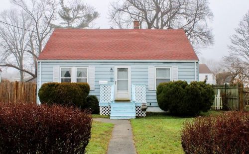 17 Stockton Dr, Middletown, RI 02842-4862
