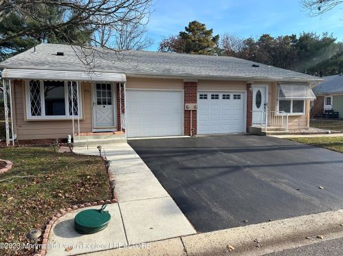 141 Hudson Pkwy, Lakehurst, NJ 08759-6311