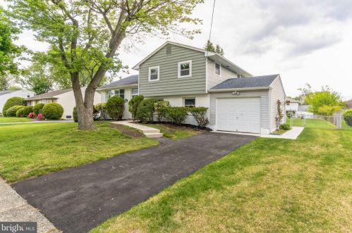 137 Hollyoke Rd, Somerdale, NJ 08083-2619