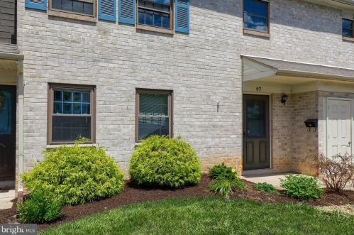 97 Valleybrook Dr, Lancaster PA  17601-4612 exterior