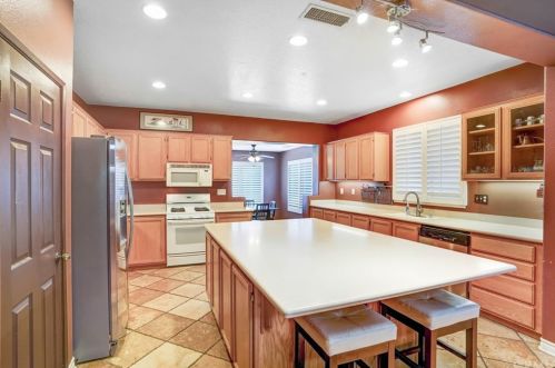 12499 Orangeblossom Ln, Riverside CA  92503-7057 exterior