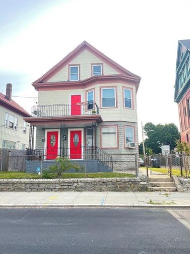 35 Vineyard St, Providence, RI 02907-2933