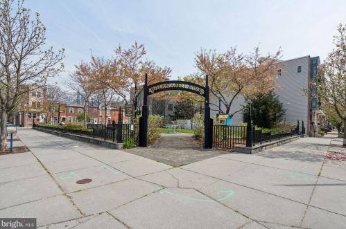 2113 Carpenter St, Philadelphia PA  19146-2515 exterior