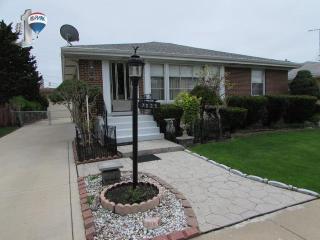 7025 Seward St, Niles IL  60714-3075 exterior