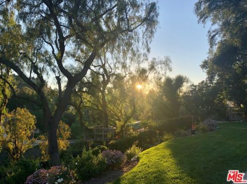 5809 Hilltop Rd, Calabasas, CA 91302-1220