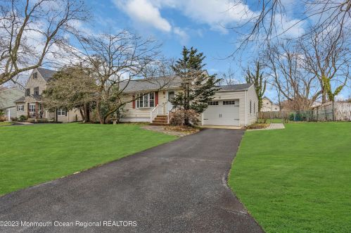 10 Jefferson St, Tinton Falls, NJ 07701-5714