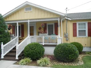 702 Crook St, Hampton, TN 37658-3318