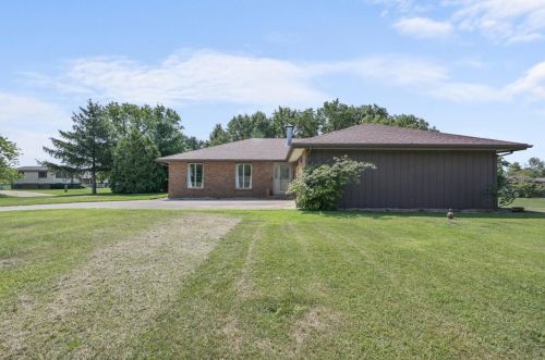 2247 Woodard Ln, Saint Joseph, IL 61873-9452