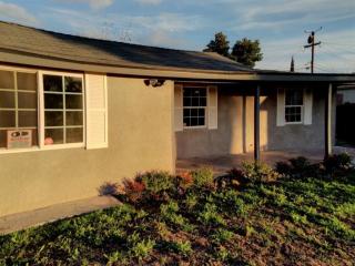 2475 Woodrow Ave, Fresno, CA 93725-1618