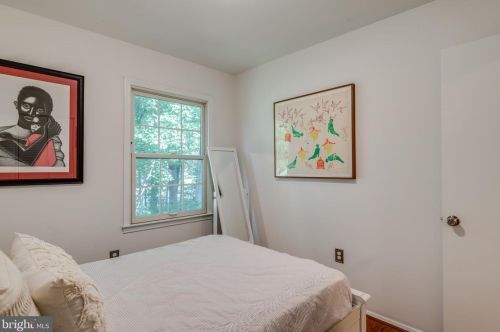 2333 Rosedown Dr, Herndon VA  20191-1631 exterior