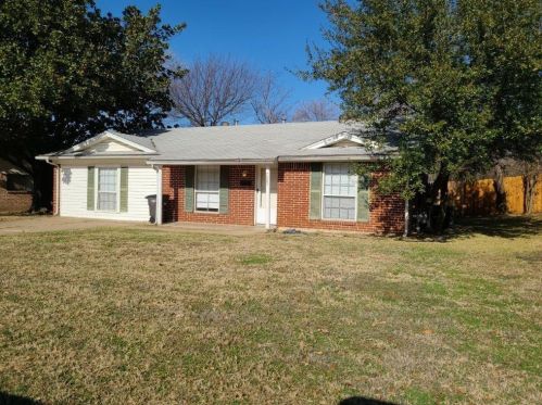 7205 Merry Ln, Fort Worth TX  76112-3401 exterior