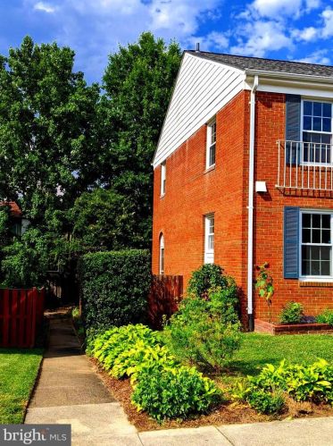 8069 Powderbrook Ln, Springfield VA  22153-2927 exterior