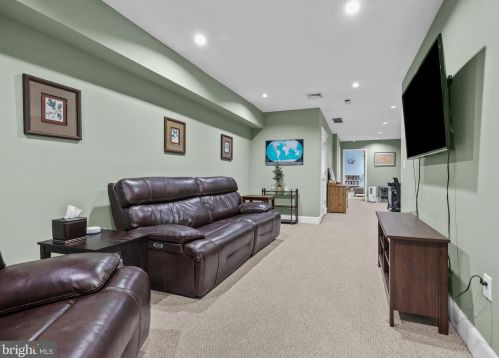 340 Front St, Philadelphia, PA 19106-1302