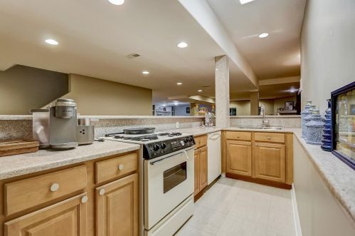 6919 Fieldstone Dr, Willowbrook IL  60527-5295 exterior