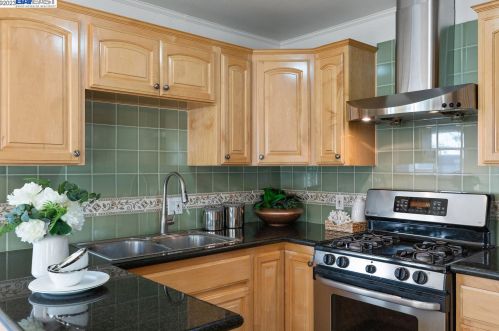 1381 Marybelle Ave, San Leandro CA 94577-2319 exterior