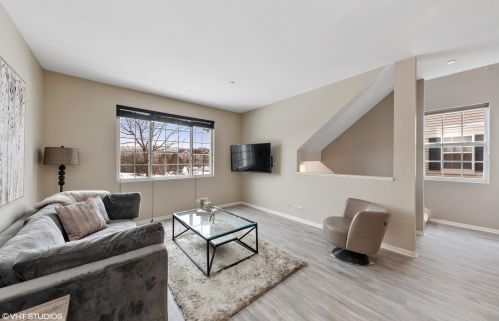 774 Sanborn St, Des Plaines, IL 60016-3043