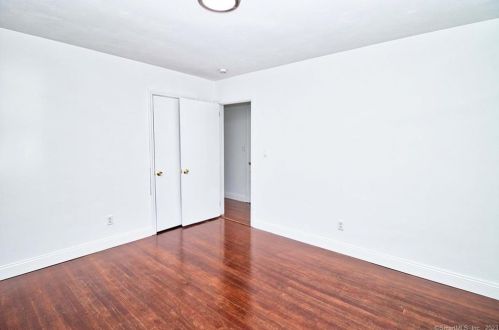 5 Walnut Ave, Huntington CT  06484-2913 exterior